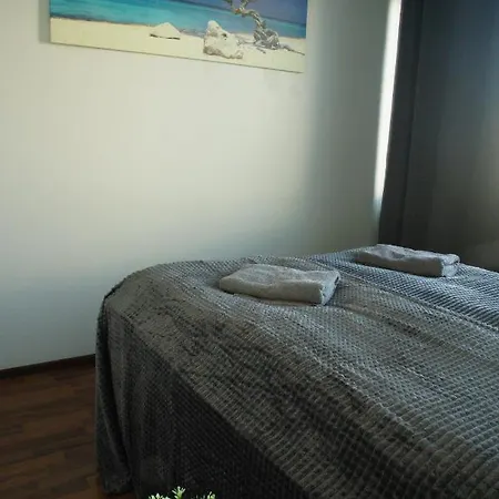 Spacious 4-room In Center *